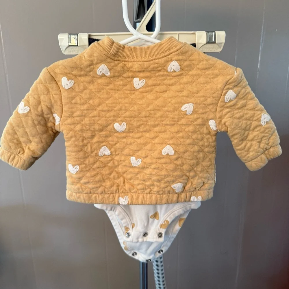Carter's Baby Girl Bundle 0-3M/3 M 7 pieces. 2 complete sets, 1 romper, &‎ shirt